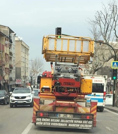 Kamyon Arkası Yazısı Başına Bela Oldu