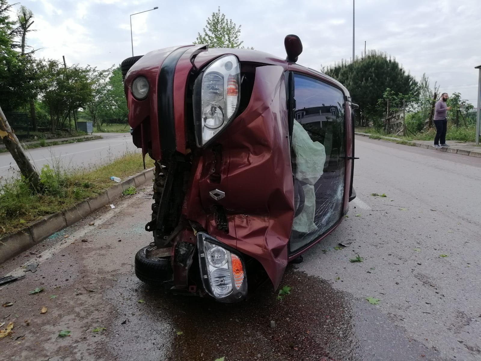 Emniyet Kemeri Hayat Kurtardı,Ağaca Çarpıp, Yan Yatan Otomobilden Burnu Bile Kanamadan Çıktılar