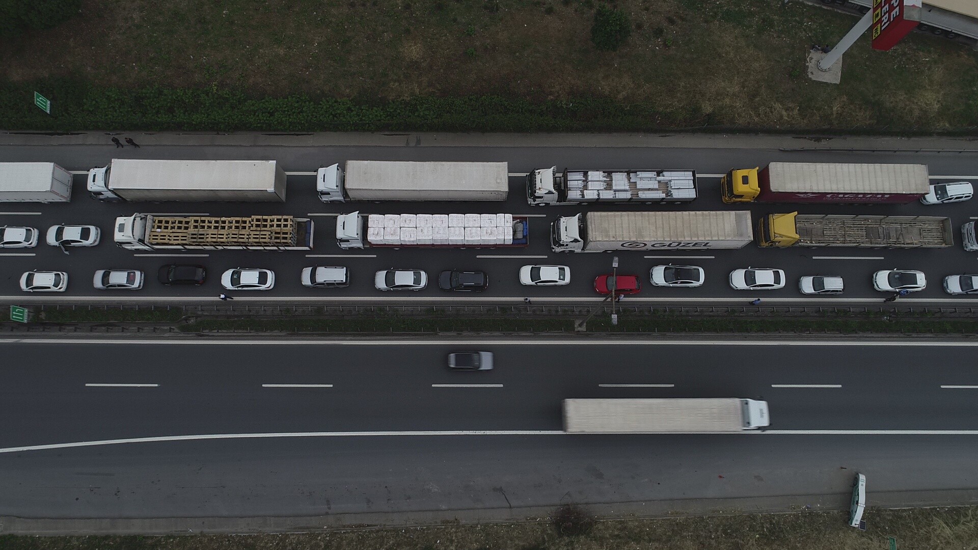 TEM’de tır ile kamyon çarpıştı, 15 kilometre kuyruk oluştu