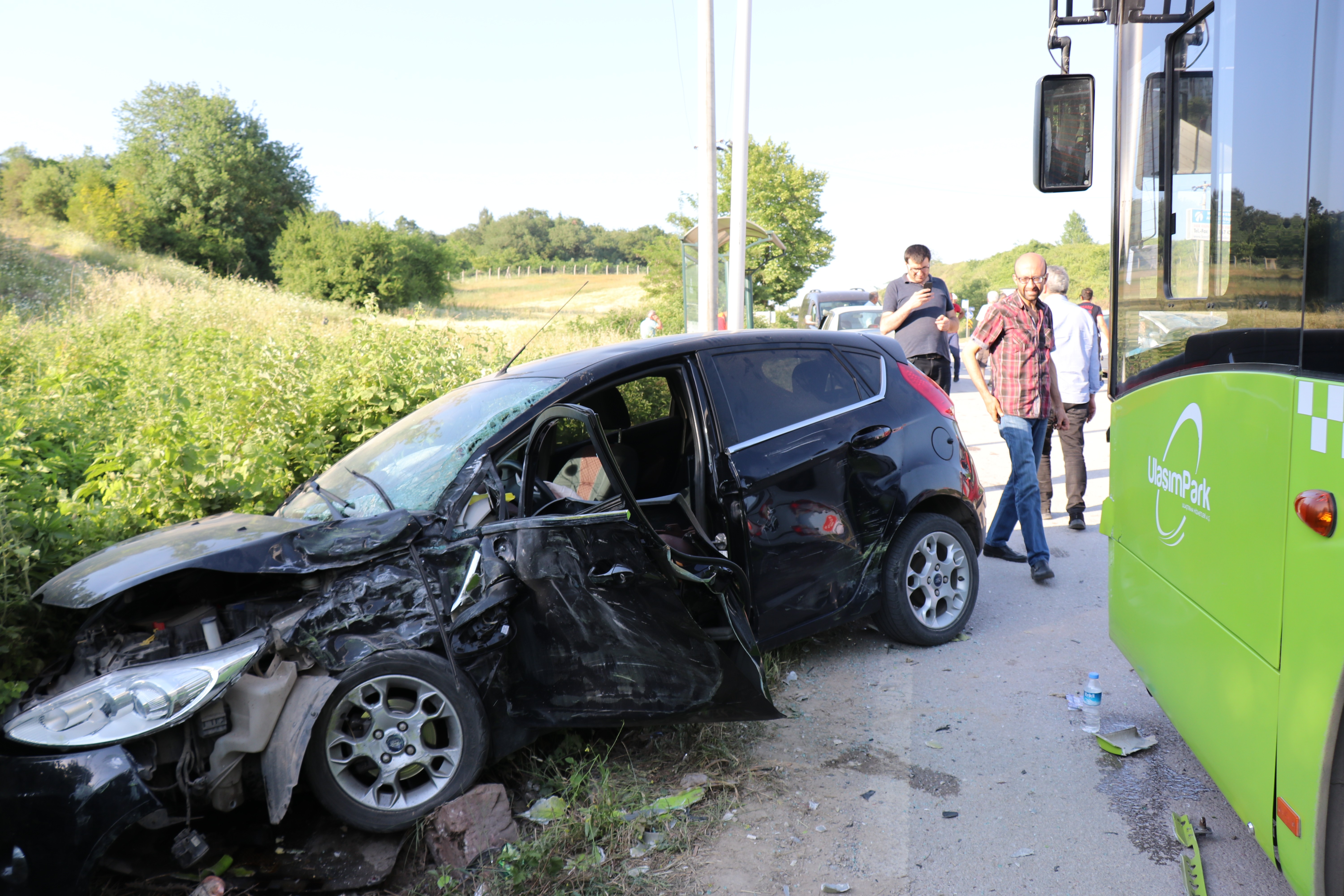 Halk otobüsü otomobille çarpıştı: 2 yaralı