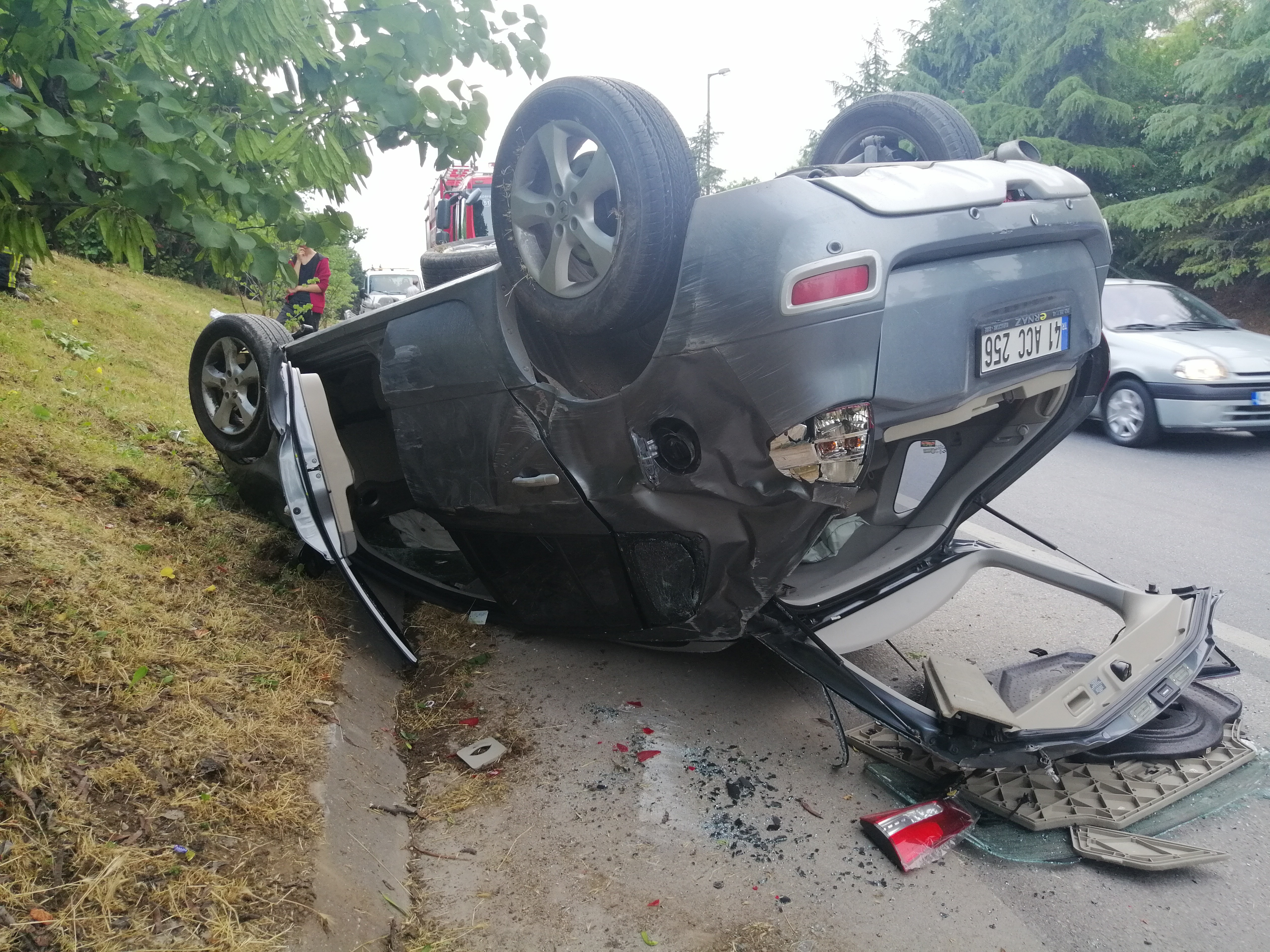 İzmit İlçesi D 100 Karayolnda Bariyerlere Çarpan Otomobil Takla Attı: 3 Yaralı