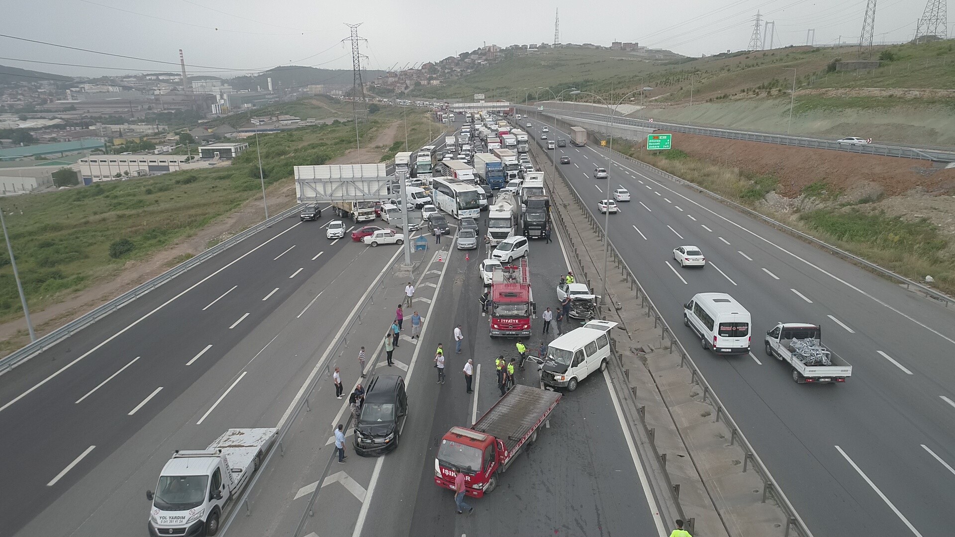 Kocaeli TEM’de zincirleme kaza trafik durdu