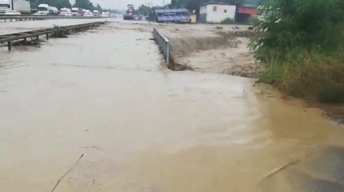 D100 sel sularına teslim oldu, yol trafiğe kapandı