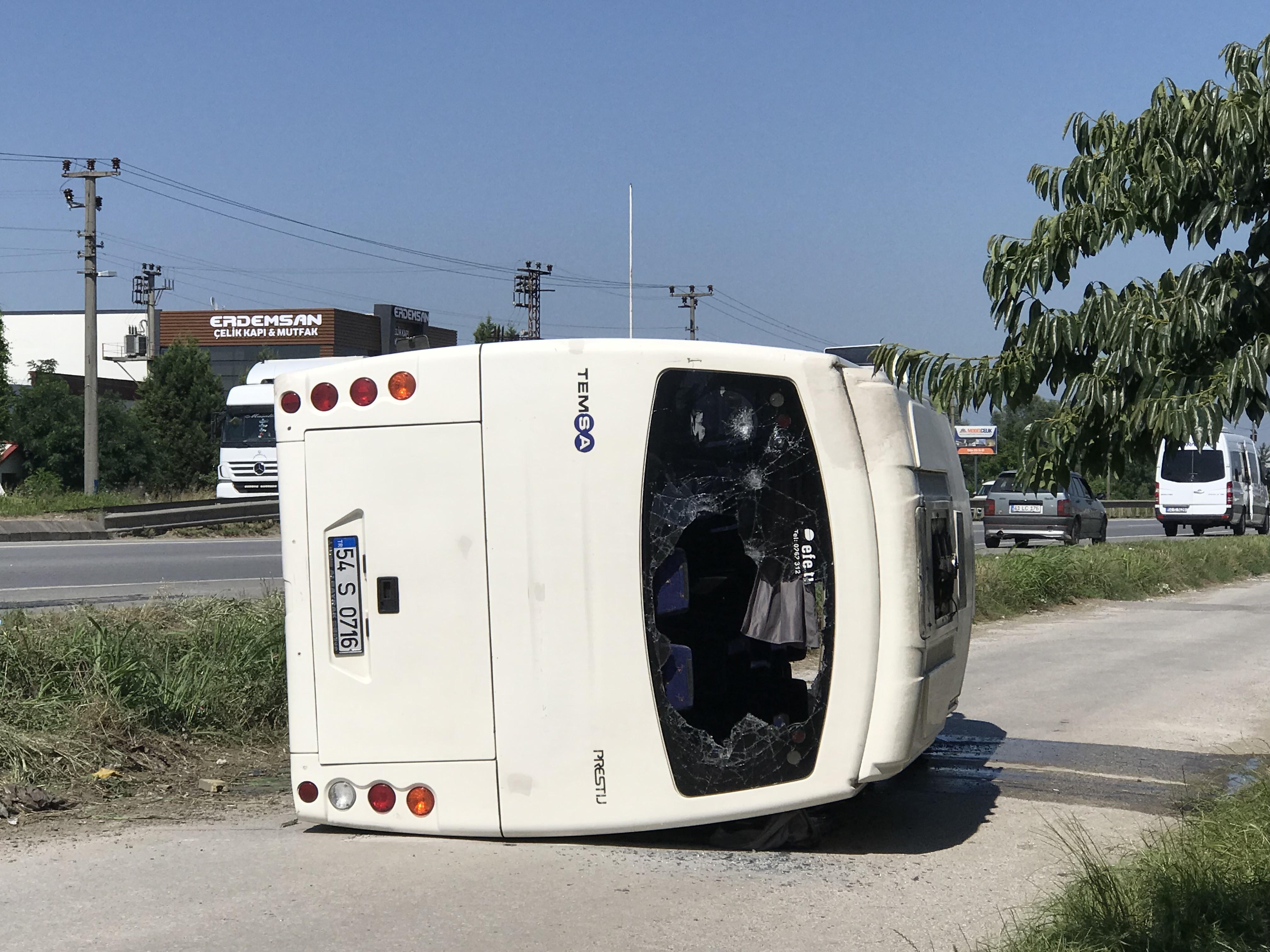 İşçi servisinin devrilme anı servis kamerasına yansıdı