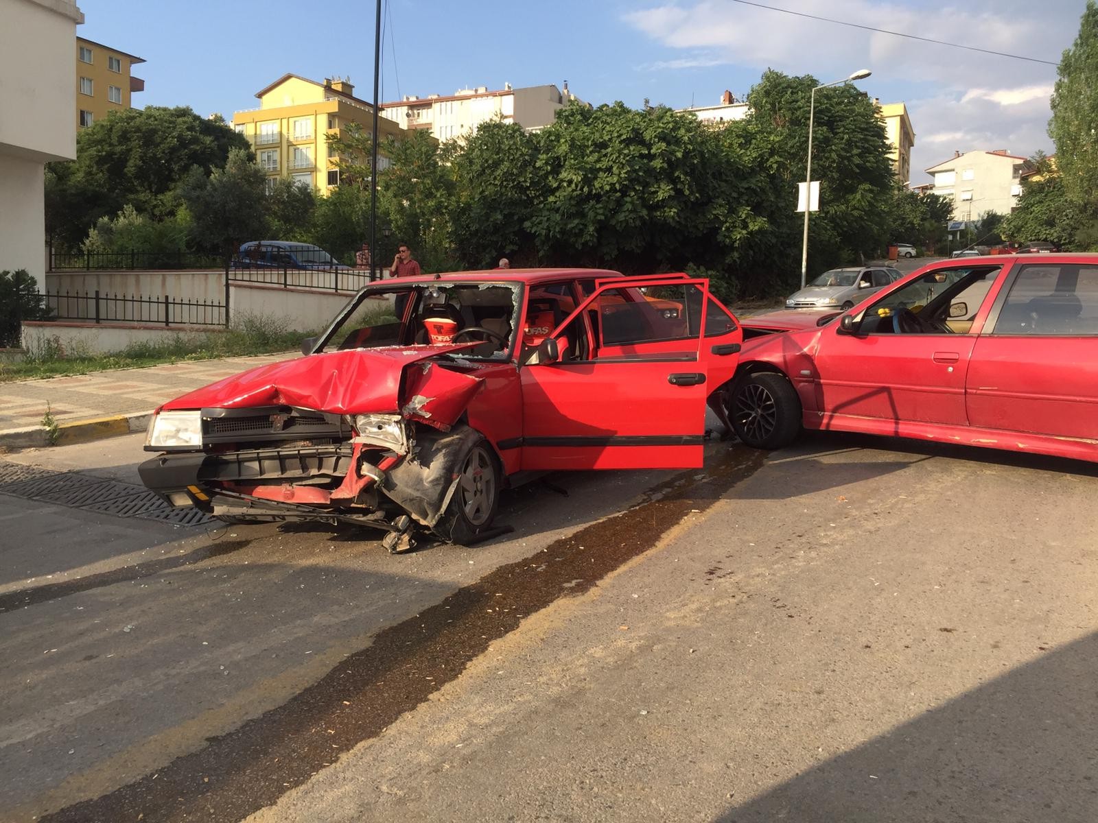 Otomobiller kafa kafaya çarpıştı, 4 çocuk yaralandı