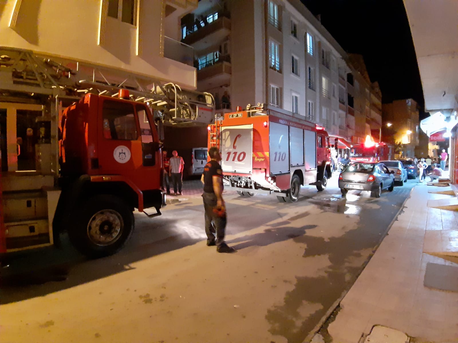 İLÇEMİZ KANDIRA’DA HELVACI CADDESİNDE ÇIKAN DUMAN PANİĞE SEBEP OLDU