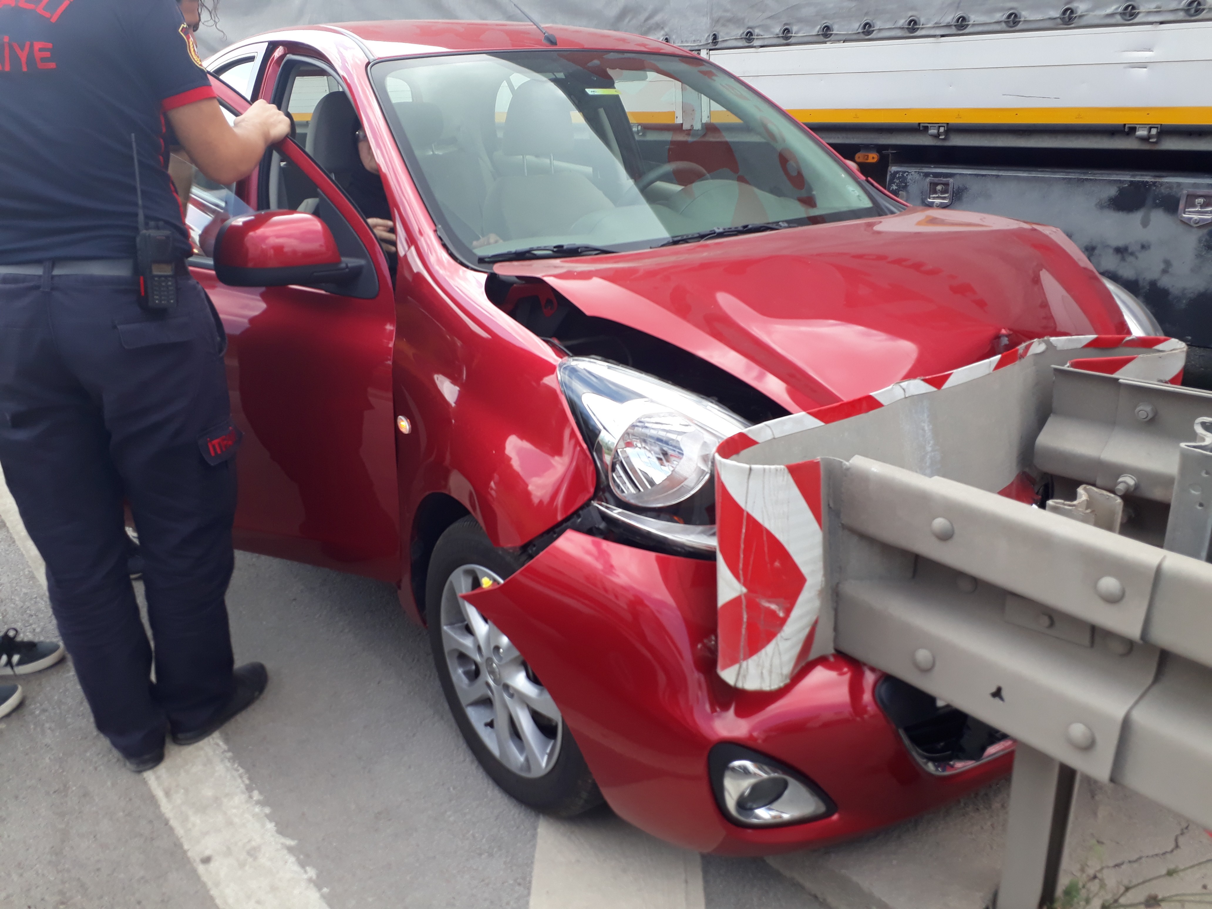 Kandıra Sapağında Bariyerlere Çarpan Otomobildeki Vatandaşlar Şok Geçirdi