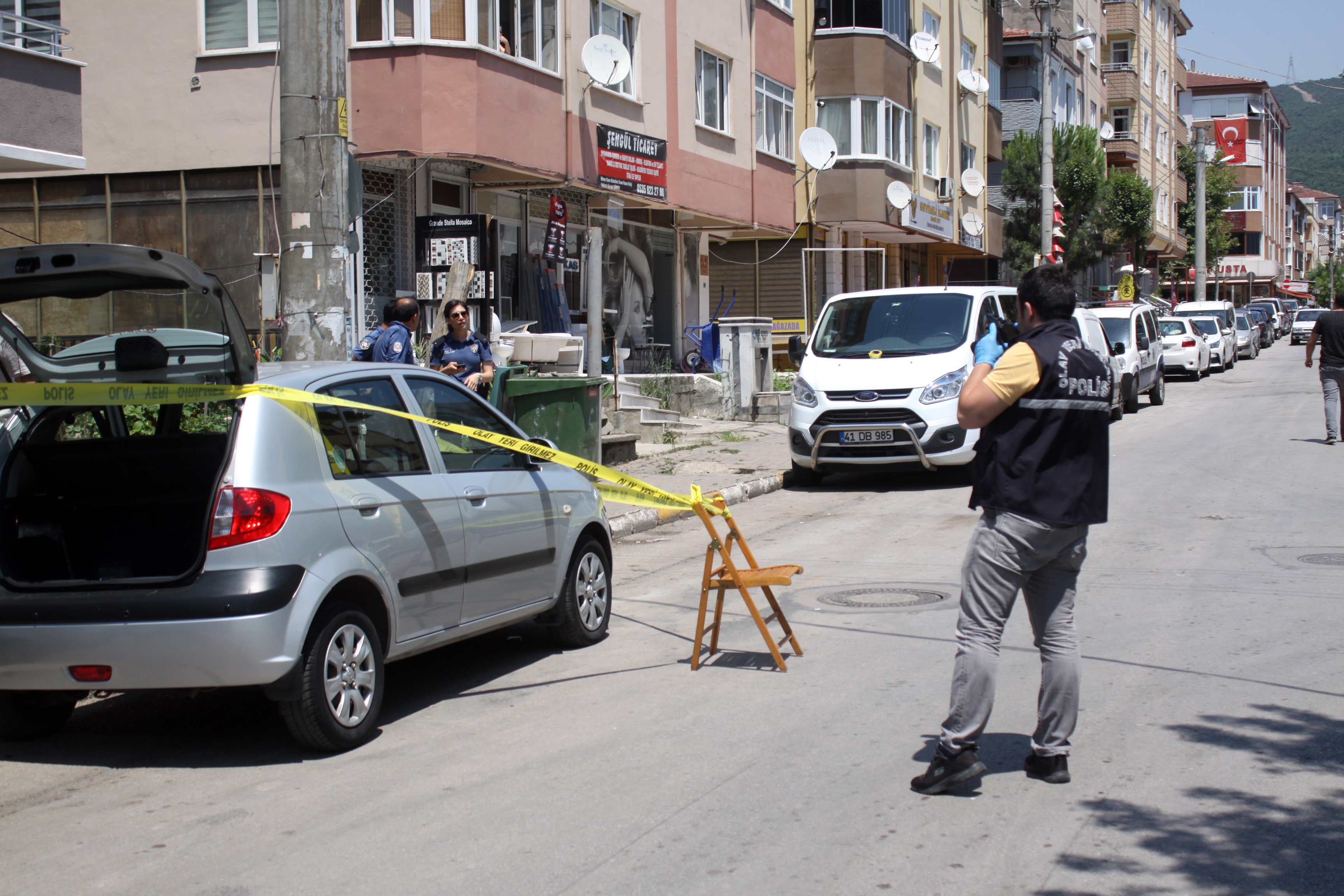 Trafikte kendisine yol vermeyen gence defalarca ateş etti