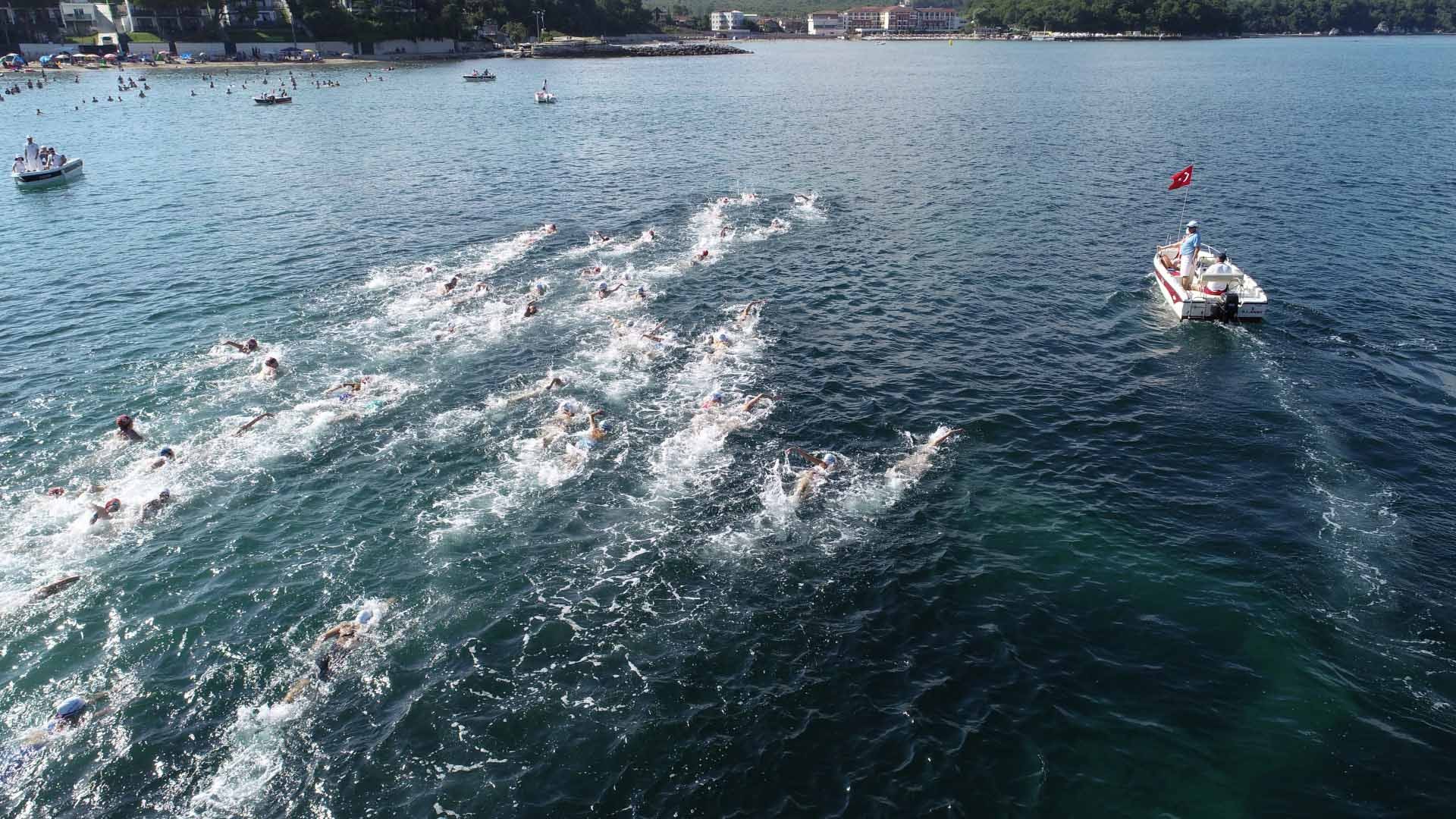 Kerpe Halk Plajı’nda 523 sporcunun katılımıyla gerçekleşen Açıksu Yüzme Şampiyonası renkli görüntülerle sona erdi.