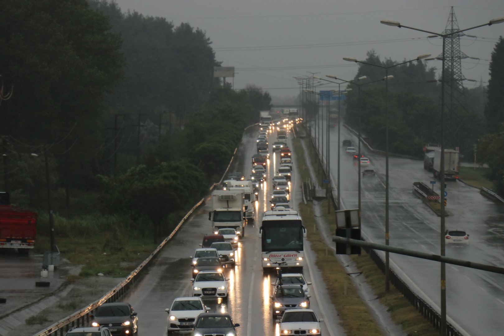 Yagış Nedeniyle Sakarya-Kocaeli Yolunda Trafik Durma Noktasına Geldi