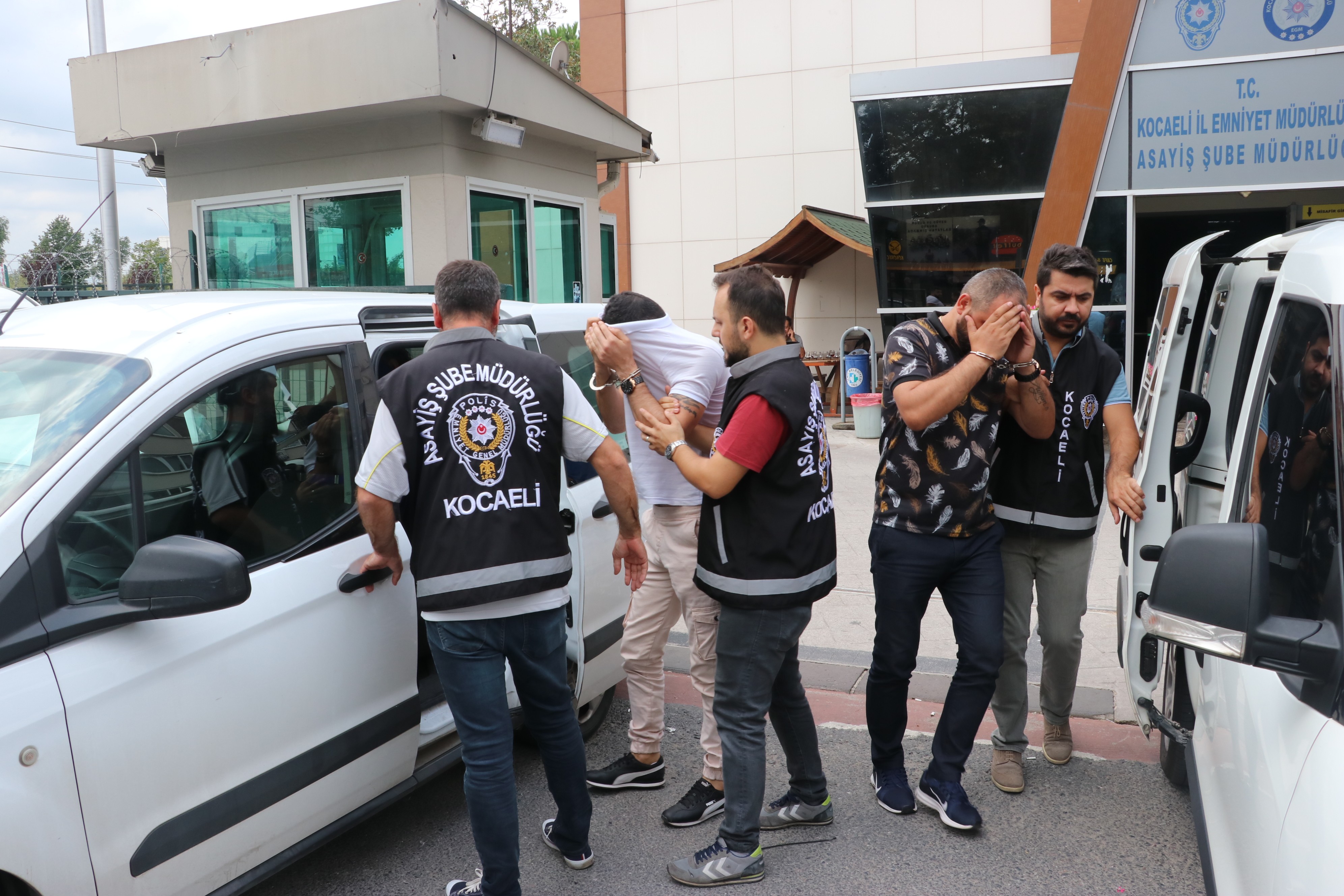 Çalınan otomobili sahibine satmaya çalışan 3 şüpheli,Kocaeli’de alıcı kılıgındaki  polislere yakalandı