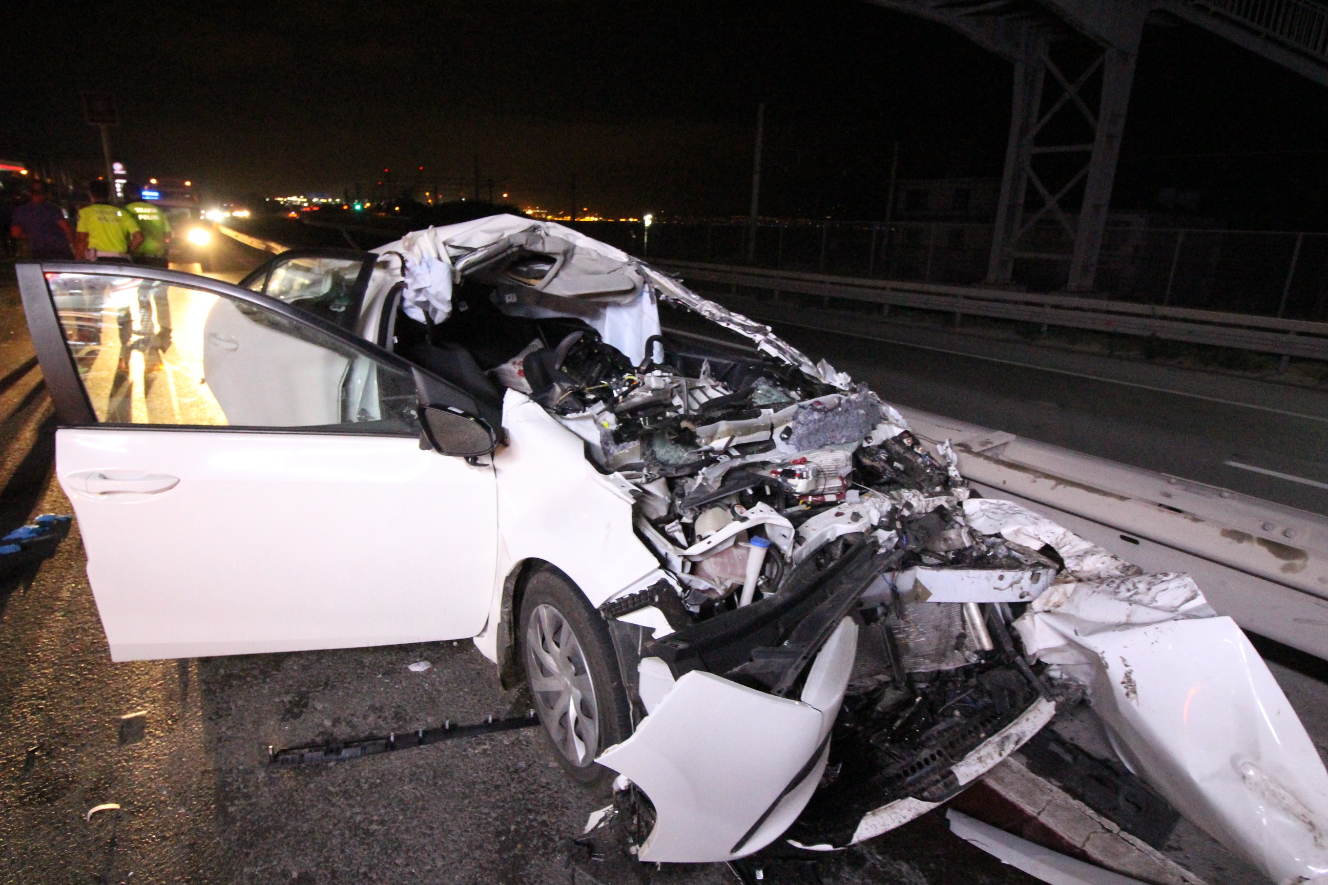 Kocaeli-İstanbul Yolunda Tırın Altına Giren Otomobildeki Çift Ağır Yaralandı