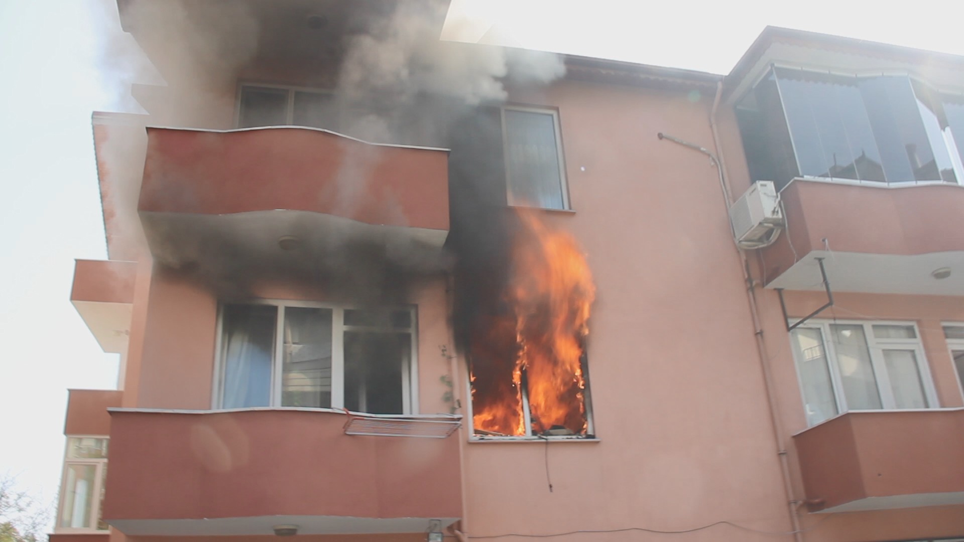 Kocaeli’de Cinnet Geçiren Baba Evi Ateşe verdi: 2 ölü, 1 Yaralı