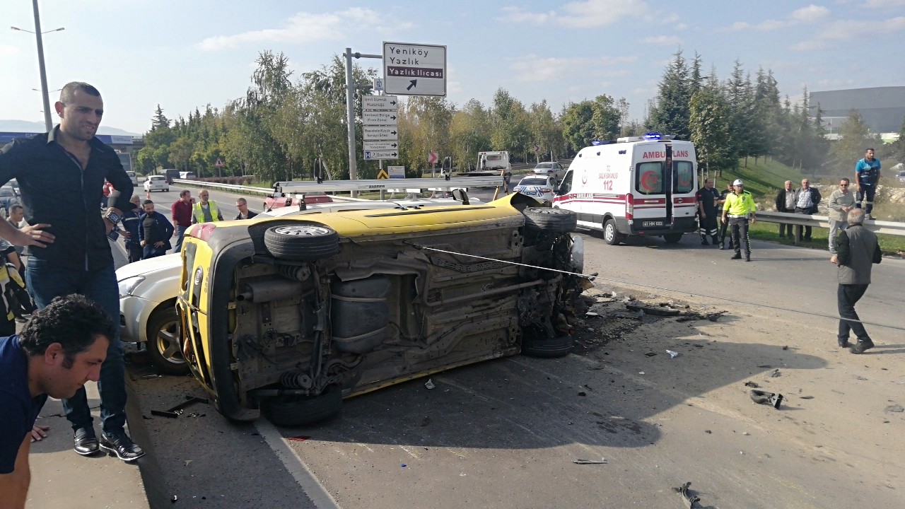 Başiskele’de Yolda Aydınlatma Bakımı Yapan İşçilerin Aracına Ekmek Aracı Çarptı: 6 Yaralı