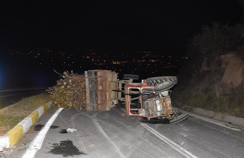 Hendek’te traktör devrildi: 2 yaralı