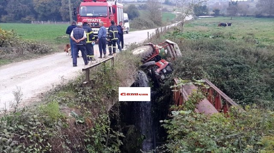 KANDIRA’DA TRAKTÖR DEVRİLDİ,SON ANDA KURTULDU